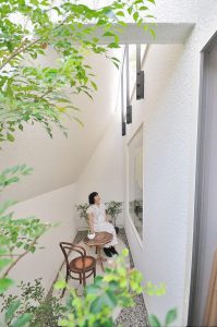 Awesome Home design with Unusual mini garden in Japan