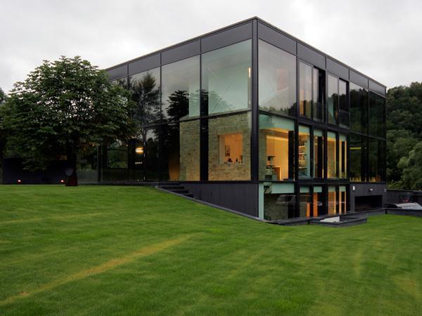 Contemporary and Beautiful Home Design with the Surrounding Cute Grassland