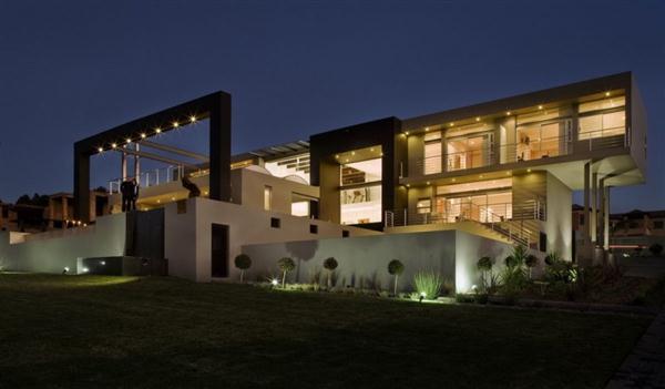 Contemporary and Elegant Home Design at nightview