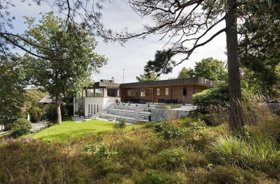 Cozy Lakeside villa Features a Beatiful Views and Comfortable Outdoor Patio