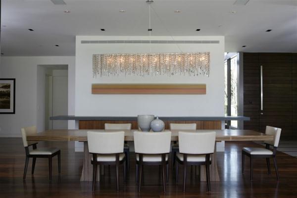 Beautiful dinning room Design with glamorous pendant lamp